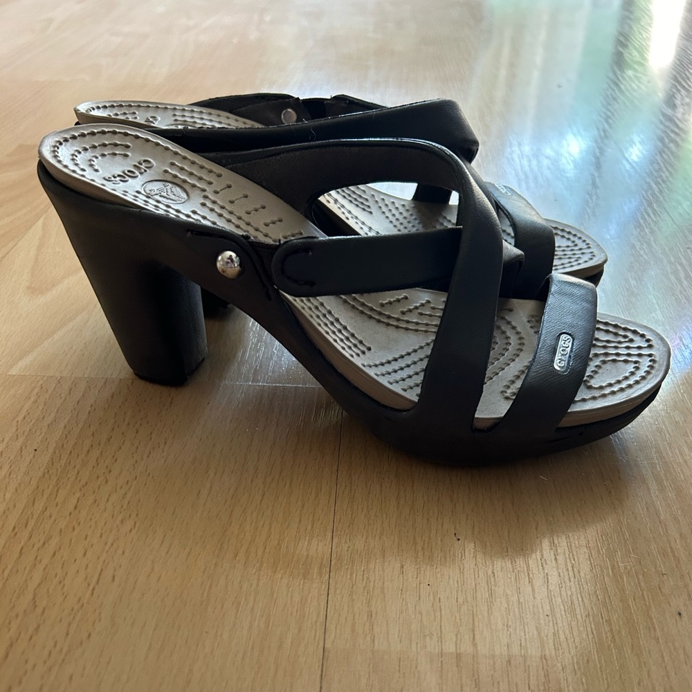 CROCS IV HEEL SLIP ON SANDAL